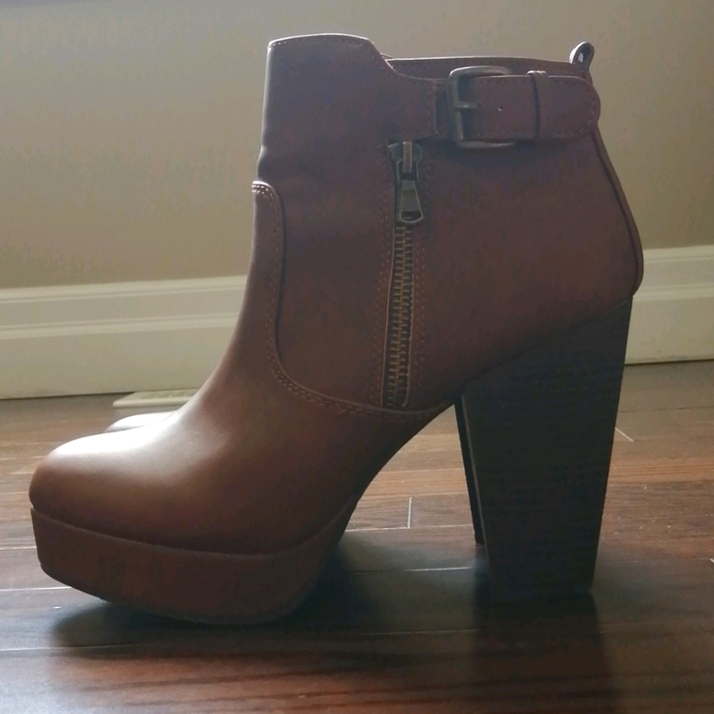 Shoes - Picture 2 of 4